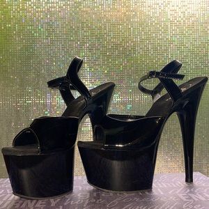 9 1/2 All Black Pleaser’s 🖤